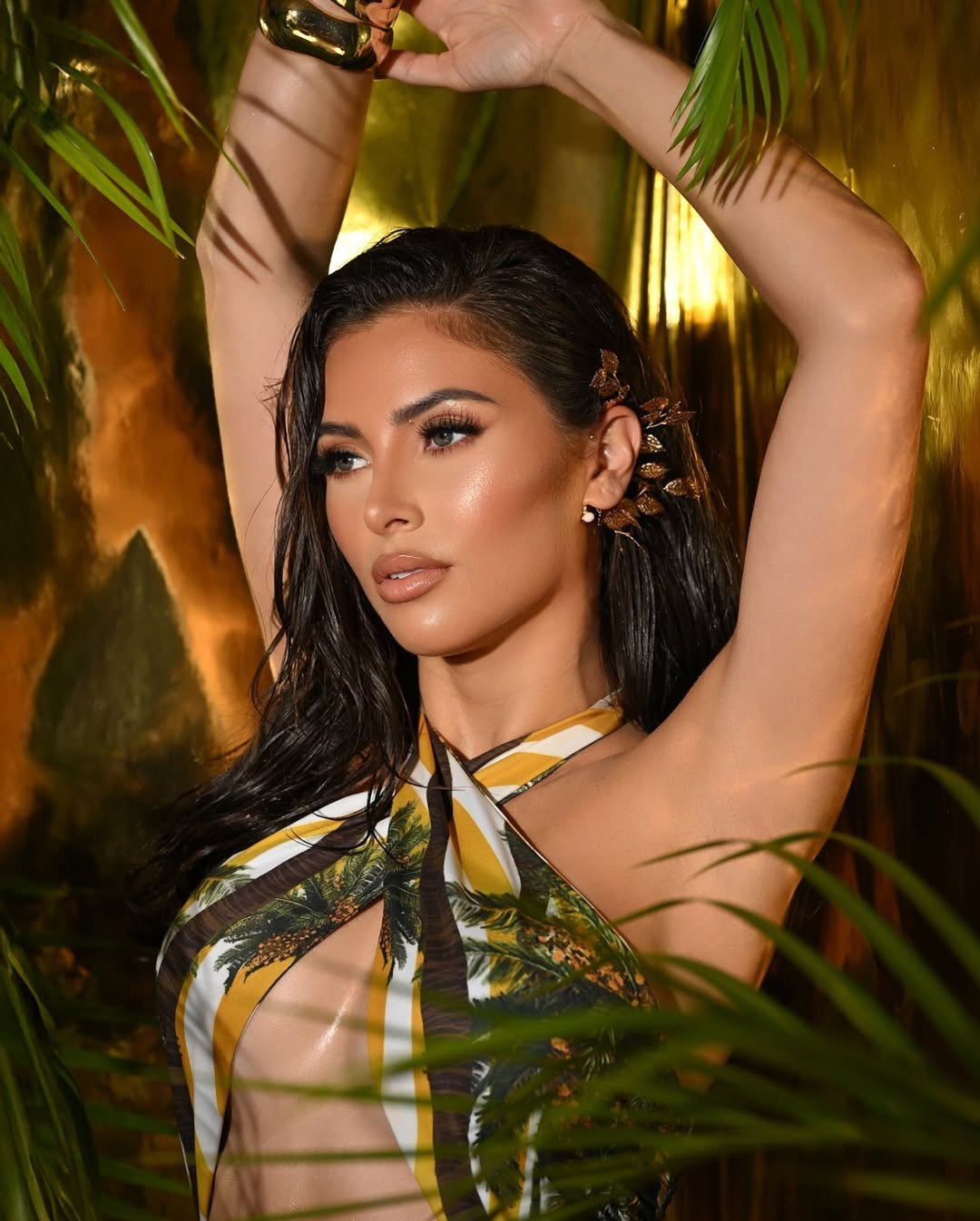 Người đẹp cao 1,68 m, gương mặt hiện đại, sắc sảo và hình thể nóng bỏng.