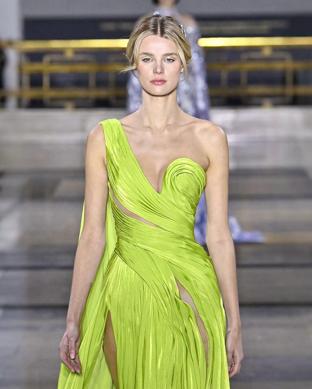 Krystyna Pyszková khoe hình thể ấn tượng trên sàn diễn. Cô giữ thần thái lạnh lùng khi trình diễn thời trang cao cấp. Trước đó, người đẹp Cộng hòa Czech được yêu mến bởi nhan sắc ngọt ngào, nụ cười rạng rỡ.