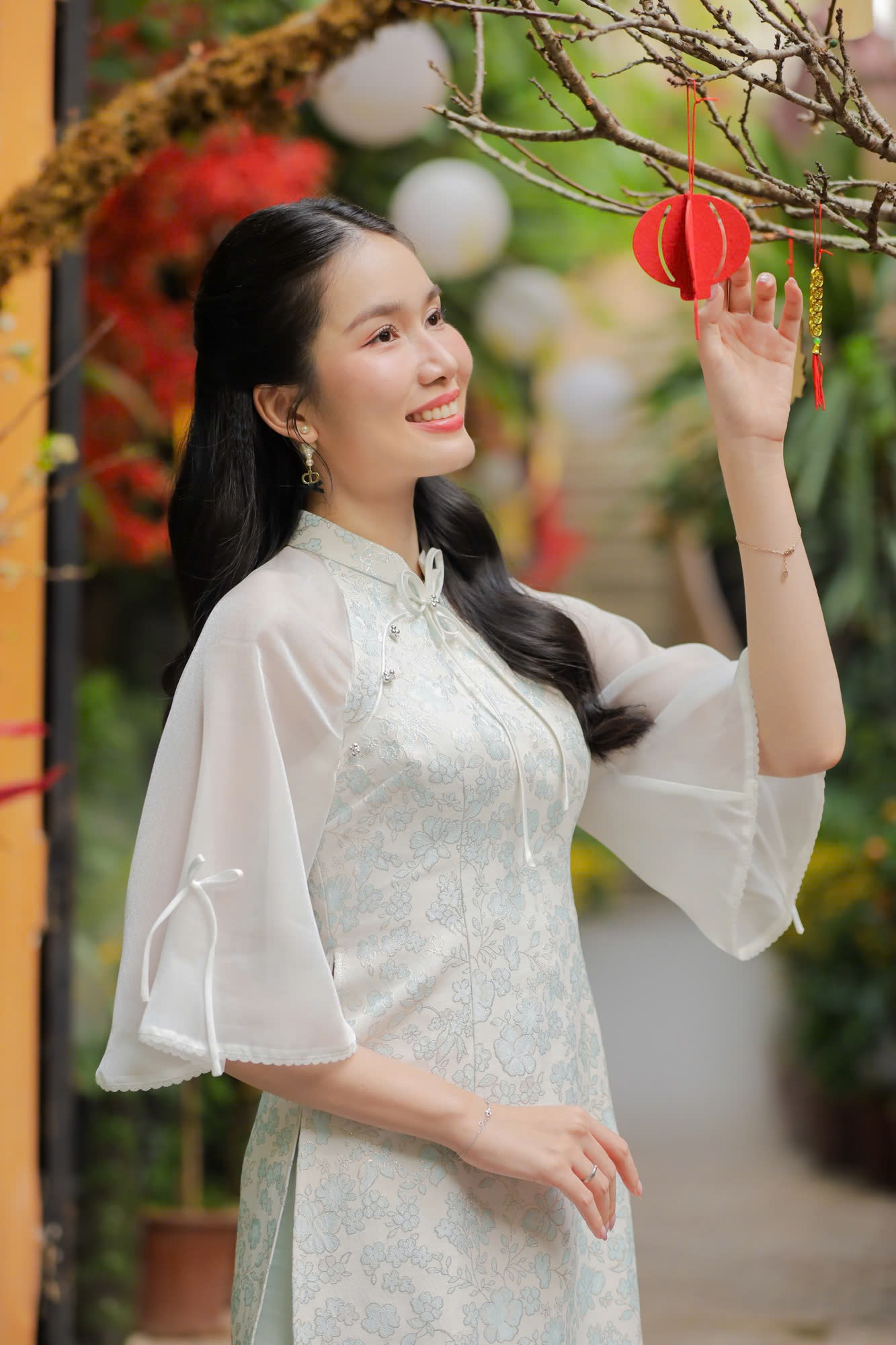 Hiện Phương Anh dành 50% thời gian cho công việc giảng dạy, 50% thời gian cho công việc nghệ thuật. “Thời gian tới, nếu đi học tiến sĩ hoặc có em bé, tôi phải sắp xếp để có thể cân bằng mọi thứ”, cô nói.