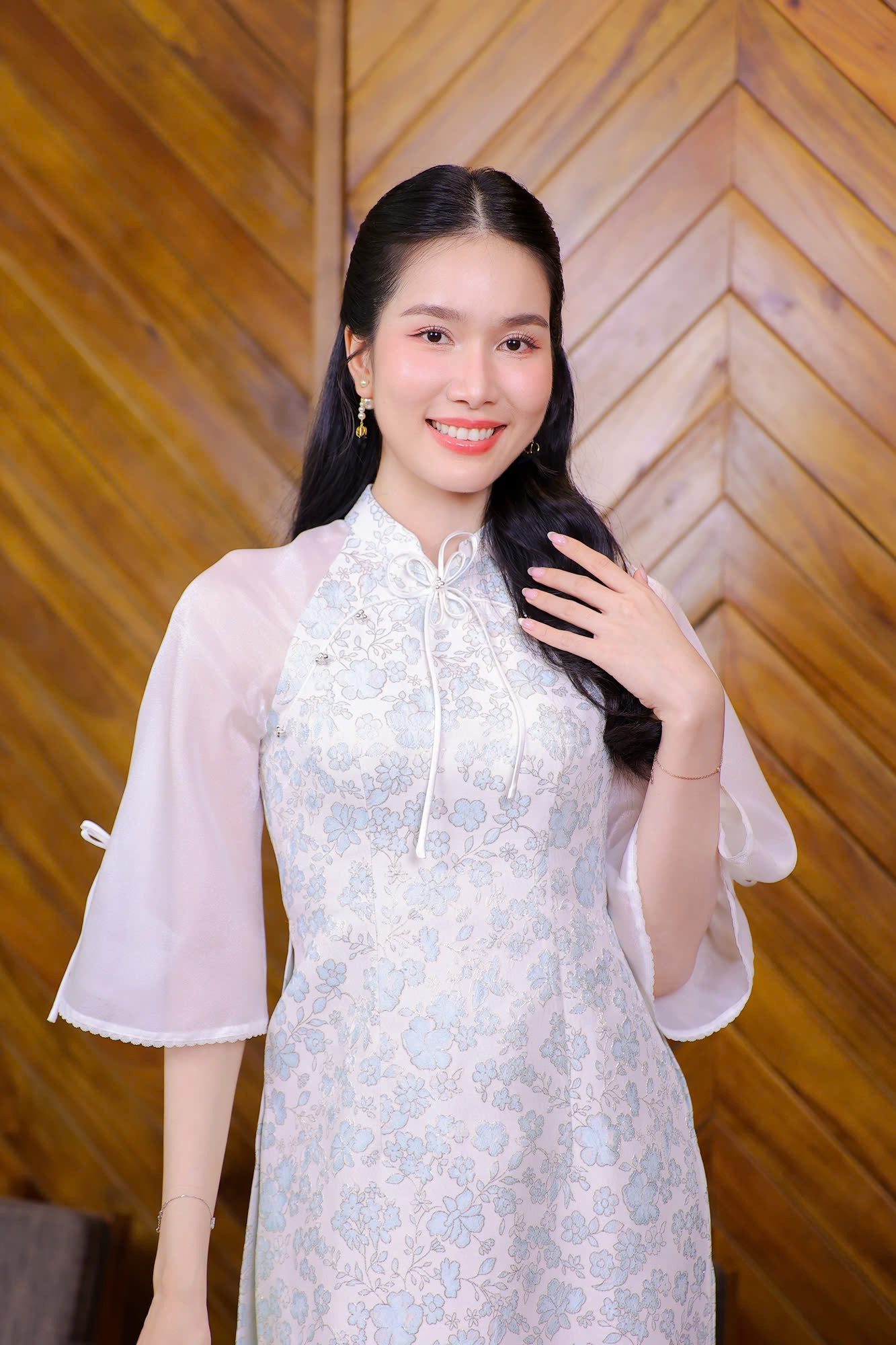 Trong mắt Phương Anh, chồng tiến sĩ là người hoàn hảo, tài sắc vẹn toàn, có thể làm được mọi thứ. &quot;Tôi ngưỡng mộ chồng vì anh có tính kỷ luật rất cao, dù bận rộn công việc nhưng luôn đề cao chăm sóc bản thân, thích tập thể thao, mỗi tuần tập gym ít nhất 3 buổi. Anh cũng luôn thúc đẩy tôi đi tập thể thao, rèn luyện sức khỏe&quot;, cô nói.