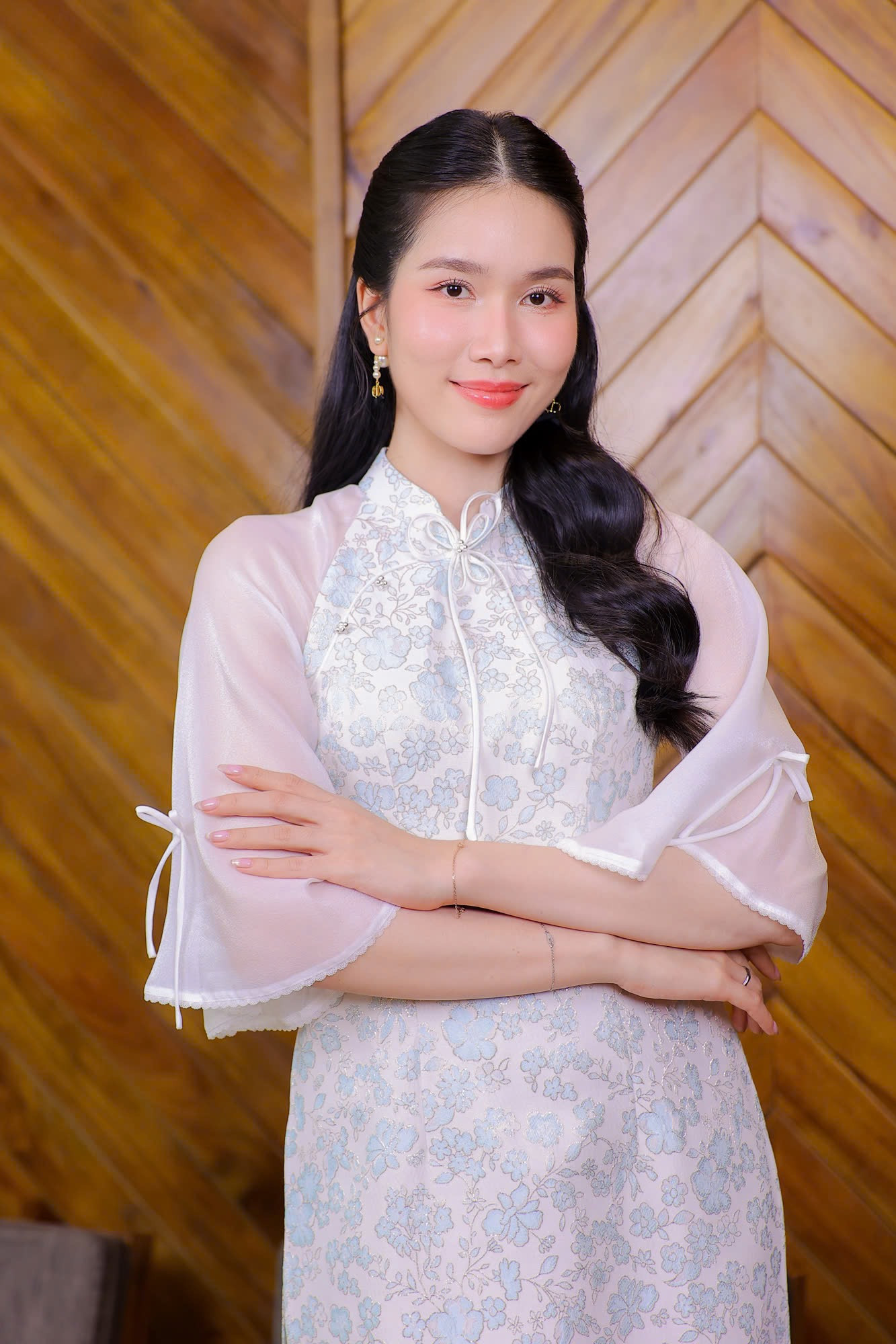 Trong mắt Phương Anh, chồng tiến sĩ là người hoàn hảo, tài sắc vẹn toàn, có thể làm được mọi thứ. &quot;Tôi ngưỡng mộ chồng vì anh có tính kỷ luật rất cao, dù bận rộn công việc nhưng luôn đề cao chăm sóc bản thân, thích tập thể thao, mỗi tuần tập gym ít nhất 3 buổi. Anh cũng luôn thúc đẩy tôi đi tập thể thao, rèn luyện sức khỏe&quot;, cô nói.