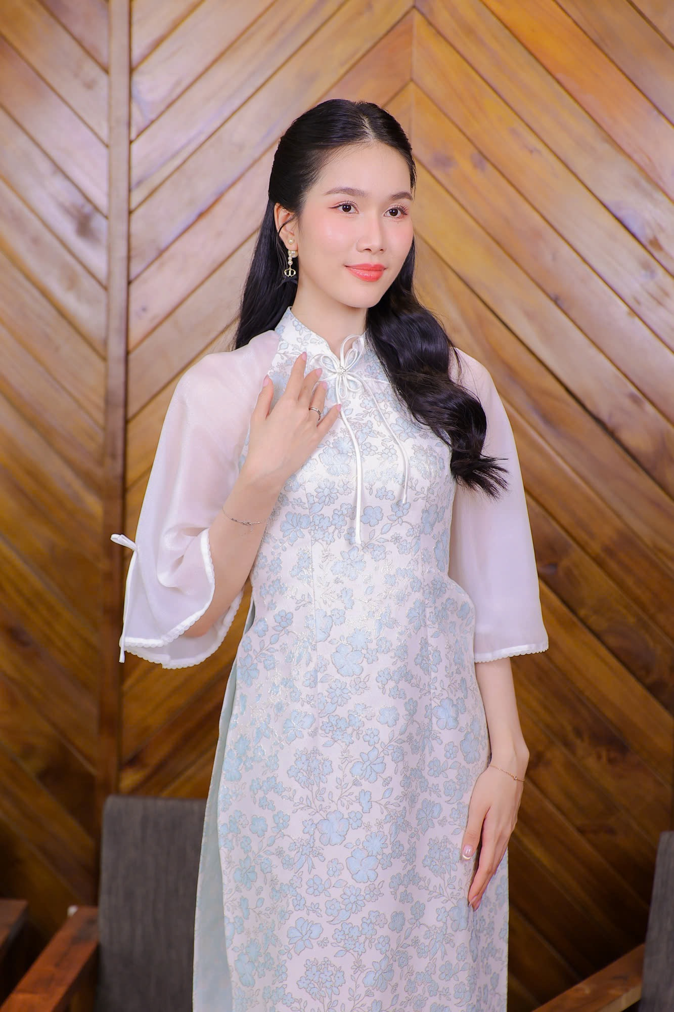 Trong cuộc trò chuyện đầu năm với Tiền Phong, á hậu Phương Anh chia sẻ về cuộc sống hôn nhân của cô và chồng tiến sĩ sau hơn một năm về chung một nhà. Người đẹp cho biết cô học hỏi được nhiều điều từ chồng sau quãng thời gian sống chung.