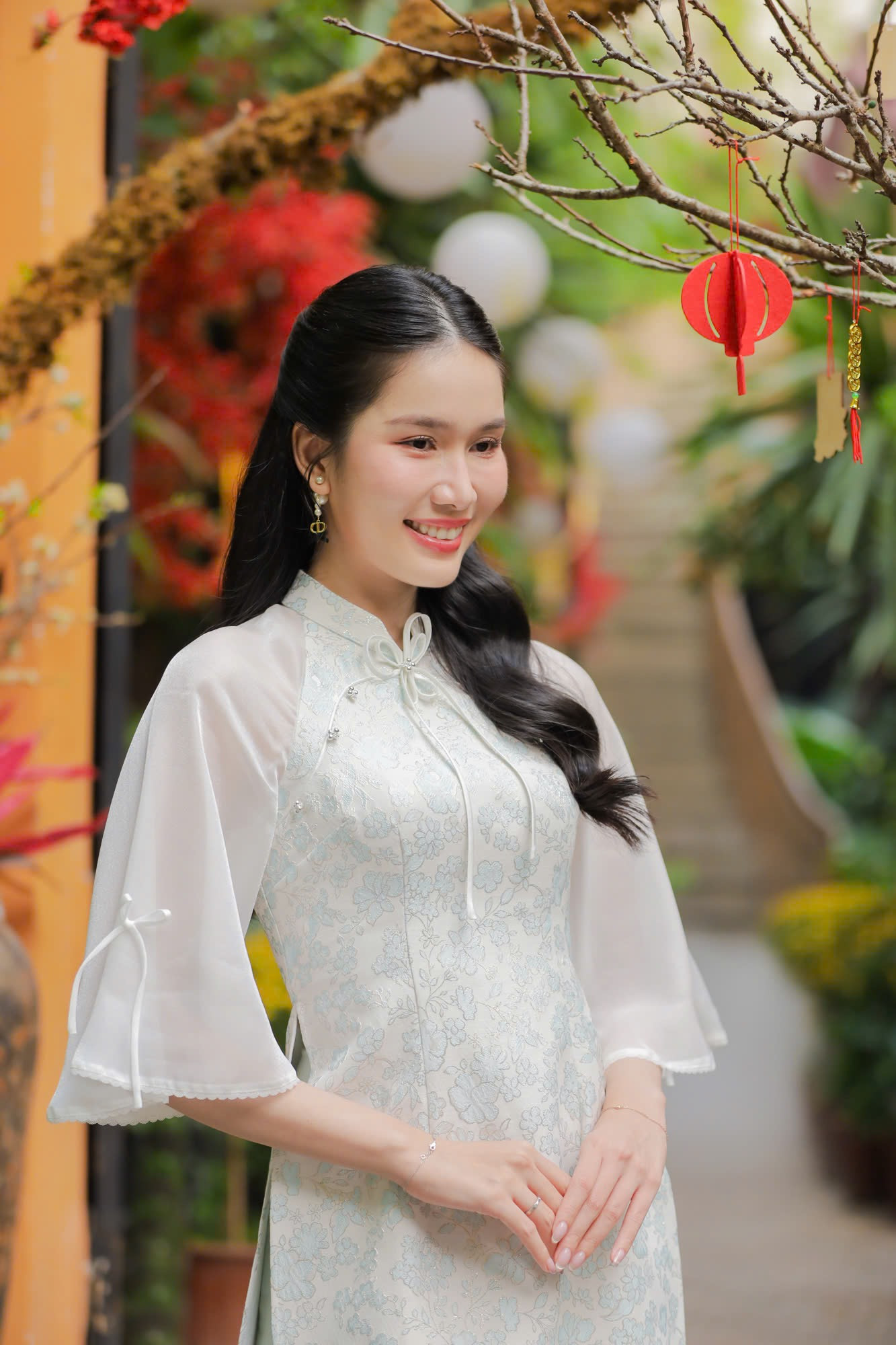 Khi lên lớp, tiếp xúc với các bạn sinh viên, Phương Anh nhận được nhiều sự yêu mến. Học trò cũng tò mò về vai trò á hậu của cô và theo dõi Phương Anh trên mạng xã hội, để lại những sự động viên tích cực.