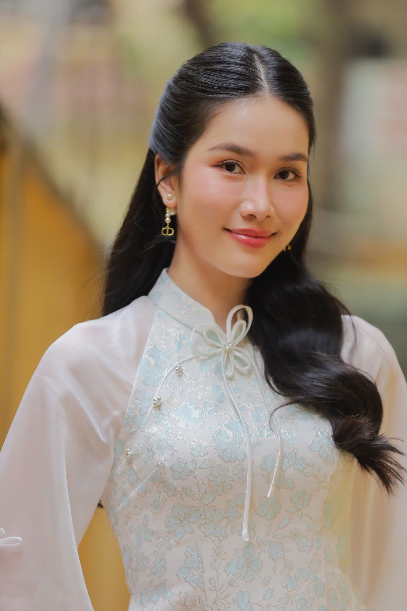 Phương Anh nói chồng cô là người sống khép kín, ngại xuất hiện trên mạng xã hội. Để có những bức ảnh để đăng trên mạng xã hội, người đẹp phải năn nỉ chồng mới chịu quay, chụp.