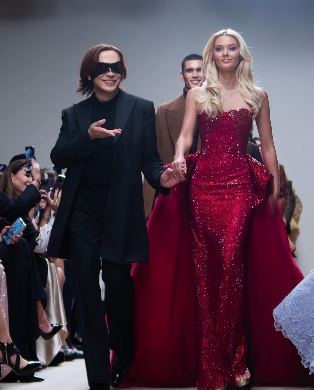 Người đẹp Đan Mạch diện bộ váy đỏ lấp lánh, đảm nhận vai trò vedette kết màn show diễn.