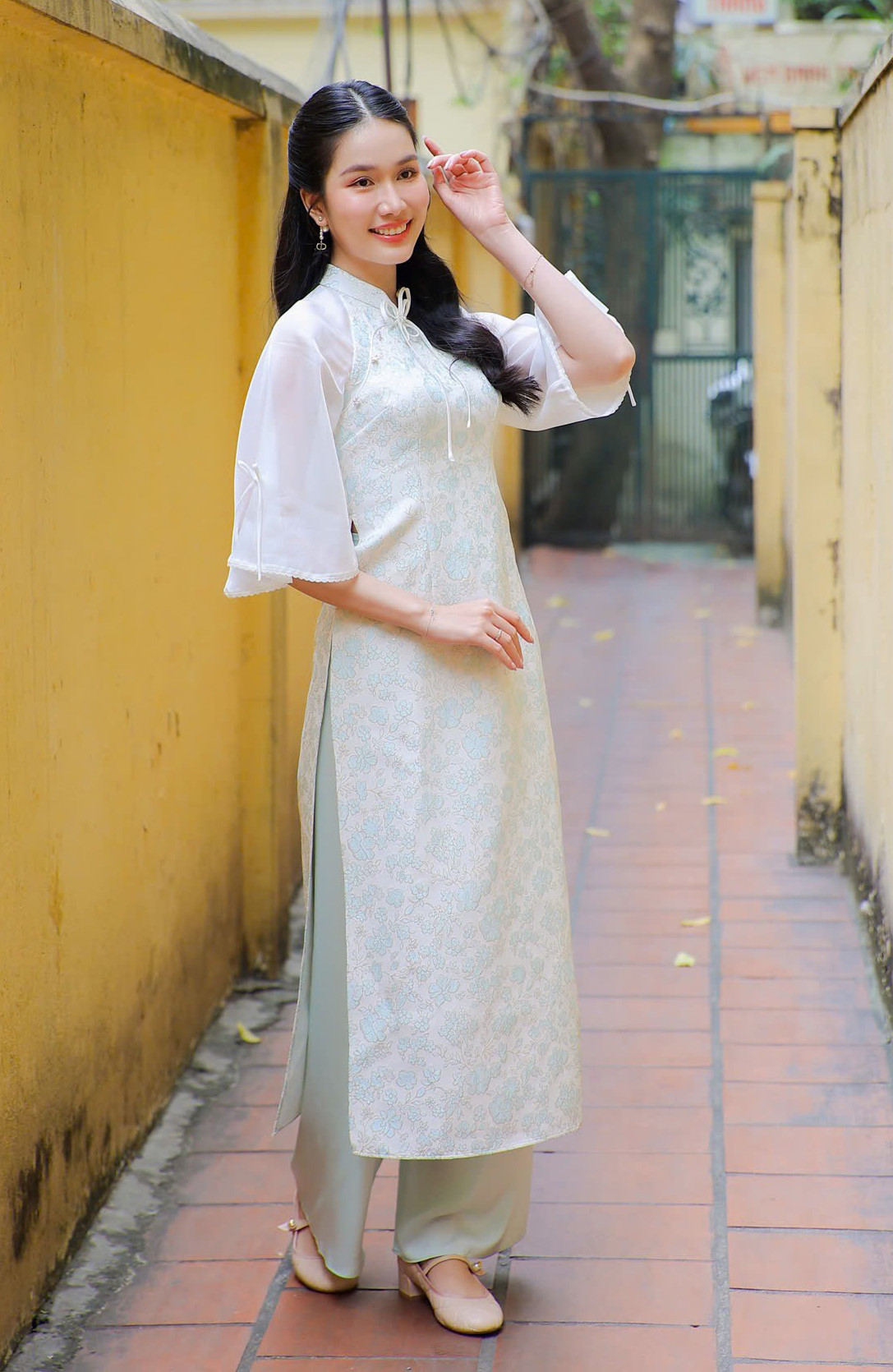 Phương Anh nói trước khi lấy chồng cô không có hình mẫu lý tưởng về người bạn đời. Tuy nhiên khi doanh nhân Đắc Đức xuất hiện, anh đạt được gần hết tiêu chí mà cô mường tượng trong đầu. &quot;Khi tìm hiểu thêm về chồng, tôi thấy anh là người sống có kỷ luật, luôn cố gắng hoàn thành các mục tiêu và quan trọng nhất là anh luôn hướng về gia đình, biết quan tâm, chăm sóc các thành viên trong gia đình. Đó là điều mà tôi luôn tìm kiếm ở một người đàn ông&quot;, cô chia sẻ.