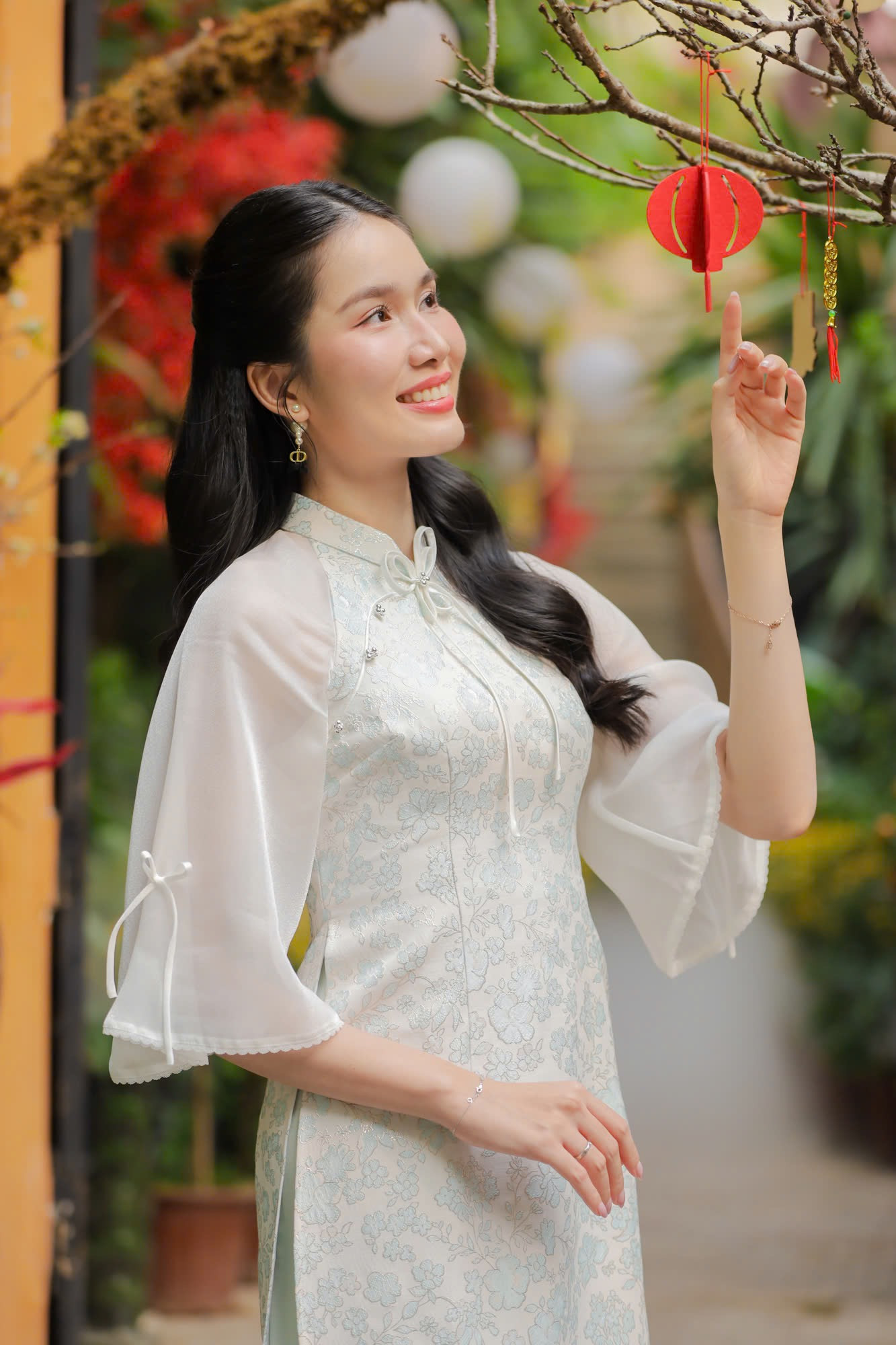 Hiện Phương Anh dành 50% thời gian cho công việc giảng dạy, 50% thời gian cho công việc nghệ thuật. “Thời gian tới, nếu đi học tiến sĩ hoặc có em bé, tôi phải sắp xếp để có thể cân bằng mọi thứ”, cô nói.