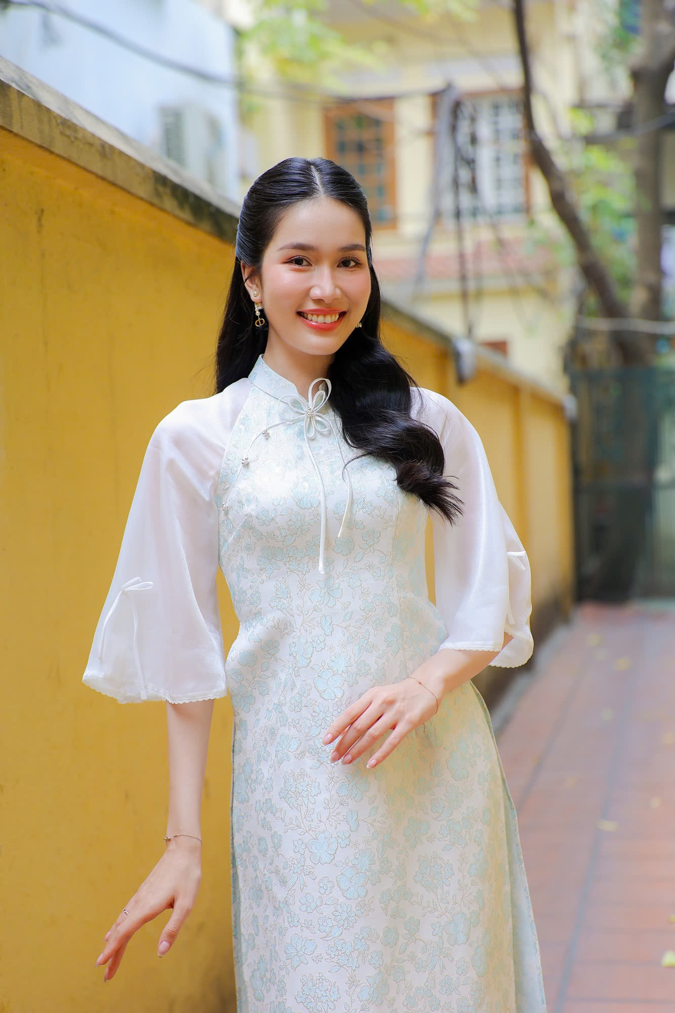 Phương Anh cũng cho biết chồng chính là động lực khiến cô quyết định học lên tiến sĩ. &quot;Trước đây, tôi chưa từng nghĩ sẽ học tiến sĩ, chỉ nghĩ đến việc học thạc sĩ. Khi tôi gặp chồng, anh đang là nghiên cứu sinh, cả gia đình đều theo con đường học vấn, đều làm giảng viên đại học. Điều đó khiến tôi có thêm nhiều động lực để bước tiếp con đường học hành. Việc tôi quyết định học thạc sĩ 99% đến từ chồng. Anh đã cho tôi những lời khuyên, động viên kịp thời&quot;, cô chia sẻ.