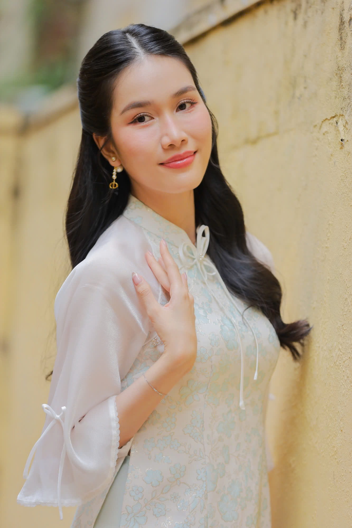 Có sự nghiệp và cuộc sống hôn nhân đáng ngưỡng mộ, Phương Anh được nhiều fan gọi là cô dâu hào môn. Tuy nhiên, người đẹp cho biết cô thấy buồn cười khi được gọi với biệt danh này. &quot;Tôi thấy vừa vui, vừa buồn cười khi được gắn với danh xưng đó. Không biết tại sao mọi người nghĩ như vậy, quan trọng là tôi và chồng vẫn thoải mái với cuộc sống của mình&quot;, cô nói.