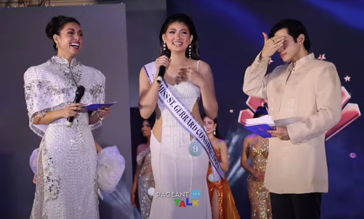 Phần thi ứng xử của người đẹp SBD 09 khiến nam MC ngượng ngùng. Phần thi ứng xử của người đẹp SBD 09 khiến nam MC ngượng ngùng.