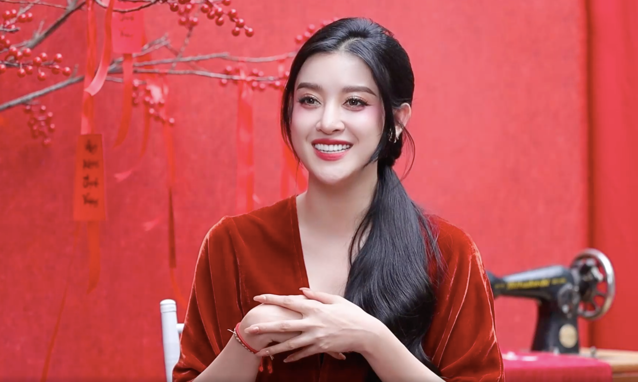 Người đẹp cho biết hiện cô vẫn độc thân. Nếu có người yêu, cô sẽ chia sẻ tin vui với khán giả. &quot;Tôi vẫn độc thân, nên không biết trả lời câu hỏi khi nào kết hôn ra sao&quot;, cô nói. Theo Huyền My, vật chất rất quan trọng trong một mối quan hệ, tuy nhiên hai người muốn đồng hành cùng nhau phải có sự tương đồng về nhân sinh quan, cách đối nhân xử thế.