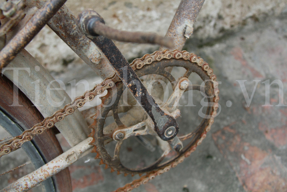 Bàn đạp cũng bị mất, chỉ còn thanh sắt nhọn hoắt. Ảnh: Trường Phong