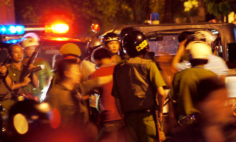 Hơn 100 cảnh sát được trang bị súng ống vây ráp khắp bến xe. Ảnh: Nguyệt Triều. Hơn 100 cảnh sát được trang bị súng ống vây ráp khắp bến xe. Ảnh: Nguyệt Triều.