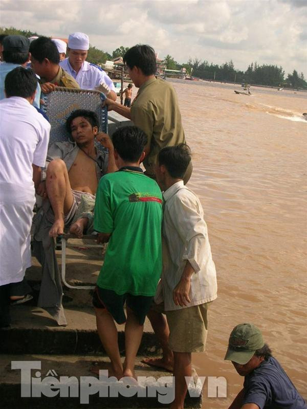 Một trong hàng trăm công nhân bị vùi trong đống đổ nát được cấp cứu. Ảnh: Kiến Giang Một trong hàng trăm công nhân bị vùi trong đống đổ nát được cấp cứu. Ảnh: Kiến Giang