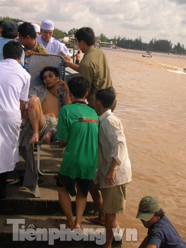 Một trong hàng trăm công nhân bị vùi trong đống đổ nát được cấp cứu. Ảnh: Kiến Giang