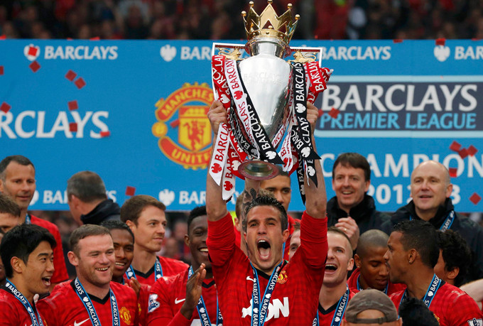 Van Persie giơ cao cúp vô địch - Ảnh: Reuters