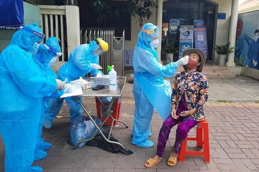 Lấy mẫu xét nghiệm tại thị trấn Long Hải, huyện Long Điền đợt cao điểm phòng chống dịch COVID-19. Ảnh:CDC Lấy mẫu xét nghiệm tại thị trấn Long Hải, huyện Long Điền đợt cao điểm phòng chống dịch COVID-19. Ảnh:CDC
