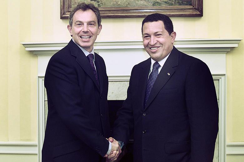 Cựu thủ tướng Anh Tony Blải chào đón tổng thống Hugo Chavez năm 2001