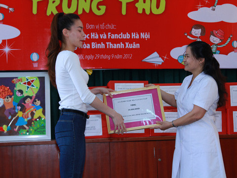 Lãnh đạo của làng trẻ em rất vui mừng vì nhận được sự quan tâm của nữ ca sĩ xinh đẹp