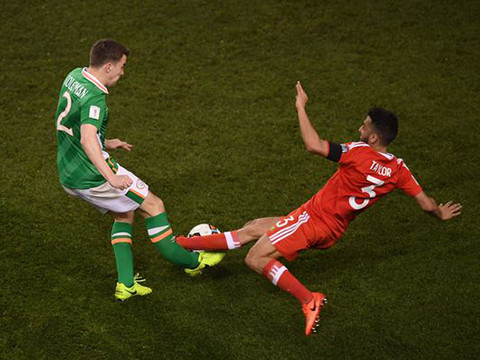 Pha gãy chân kinh hoàng của ngôi sao Ngoại hạng Anh ảnh 1