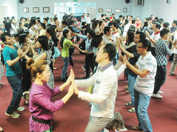 Truyền năng lượng cho nhau tại khóa đào tạo “Lực Hấp Dẫn – Người Nam Châm”. Truyền năng lượng cho nhau tại khóa đào tạo “Lực Hấp Dẫn – Người Nam Châm”