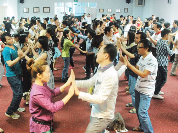 Truyền năng lượng cho nhau tại khóa đào tạo “Lực Hấp Dẫn – Người Nam Châm”