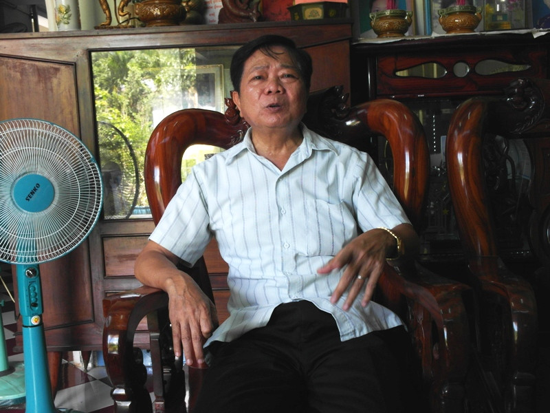 "Tui từng thấy thằng bé Trầm Bê đen nhẻm, gầy còm, bơi xuồng chở củi, có lần xuồng bị chìm tưởng chết…" - Ông Sơn Song Sơn. "Tui từng thấy thằng bé Trầm Bê đen nhẻm, gầy còm, bơi xuồng chở củi, có lần xuồng bị chìm tưởng chết…" - Ông Sơn Song Sơn.