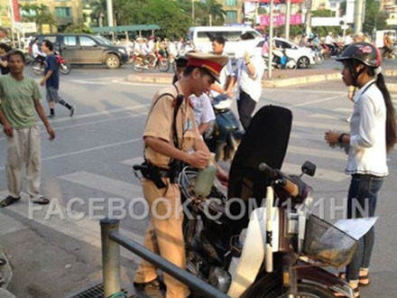 Anh Mạnh cho biết, hàng năm có khá nhiều sự cố khi sĩ tử đi thi, và bên cạnh điều tiết giao thông, lực lượng cảnh sát sẵn sàng giúp đỡ các em lúc khó khăn. Ảnh Nguyễn Hoà (Infonet). Anh Mạnh cho biết, hàng năm có khá nhiều sự cố khi sĩ tử đi thi, và bên cạnh điều tiết giao thông, lực lượng cảnh sát sẵn sàng giúp đỡ các em lúc khó khăn. Ảnh Nguyễn Hoà