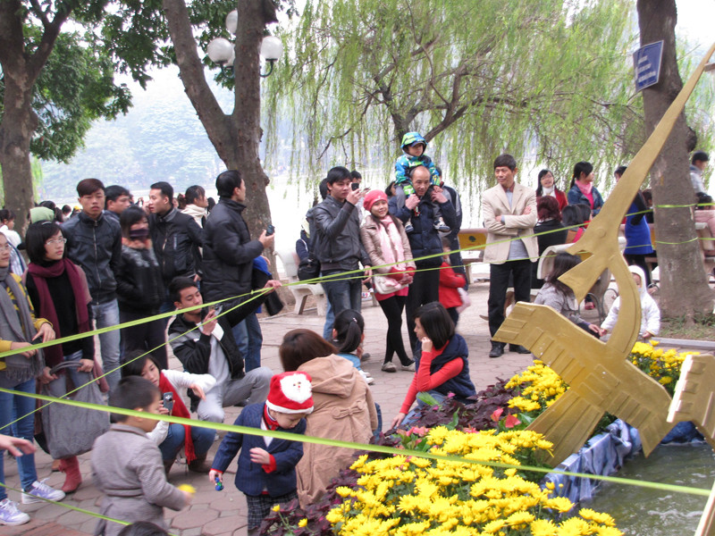 Lễ hội hoa 2010 tình trạng này, thậm chí ngày tan hội, nhiều người còn chen lấn, xô đẩy để lấy các chậu hoa cảnh