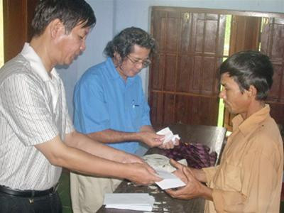 Đại diện Cty cổ phần Vincom và báo Tiền Phong trao quà