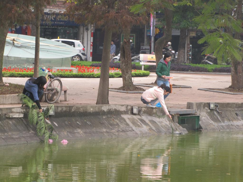 Hành động nhỏ nhưng rất thiết thực của hai sinh viên khoa Môi trường, thuộc trường ĐH Khoa học Tự Nhiên (ĐHQG Hà Nội)