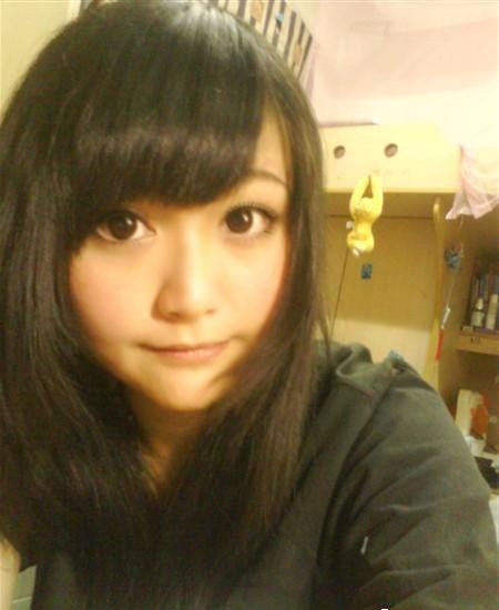 Hai bức hình đầu tiên về "cô gái cơm chiên" được cư dân mạng tìm ra. Hai bức hình đầu tiên về