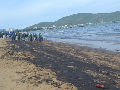 Hàng trăm công nhân cùng dọn nhưng chỉ được một khúc eo biển vài trăm mét. ảnh Việt Hương. Hàng trăm công nhân cùng dọn nhưng chỉ được một khúc eo biển vài trăm mét. ảnh Việt Hương