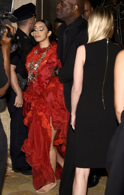 Cardi B bị u đầu, rách váy sau khi đánh nhau với Nicki Minaj ở sự kiện ảnh 2