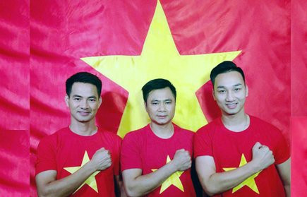 MC Hoài Anh và Xuân Bắc, Tự Long, gửi quà độc đáo tặng U23 Việt Nam ảnh 2