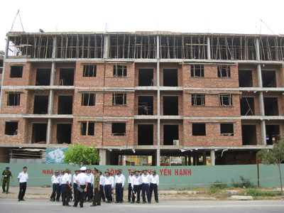 Chủ đầu tư nhiều dự án nhà TNT chán nản vì không tiếp cận được vốn ưu đãi như Chính phủ quy định (ảnh chụp một dự án nhà TNT tại Đà Nẵng). Chủ đầu tư nhiều dự án nhà TNT chán nản vì không tiếp cận được vốn ưu đãi như Chính phủ quy định (ảnh chụp một dự án nhà TNT tại Đà Nẵng)