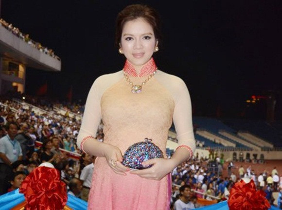 Chiếc ví tiền tỷ của Lý Nhã Kỳ đang bị nghi là hàng giảm giá. Chiếc ví tiền tỷ của Lý Nhã Kỳ đang bị nghi là hàng giảm giá