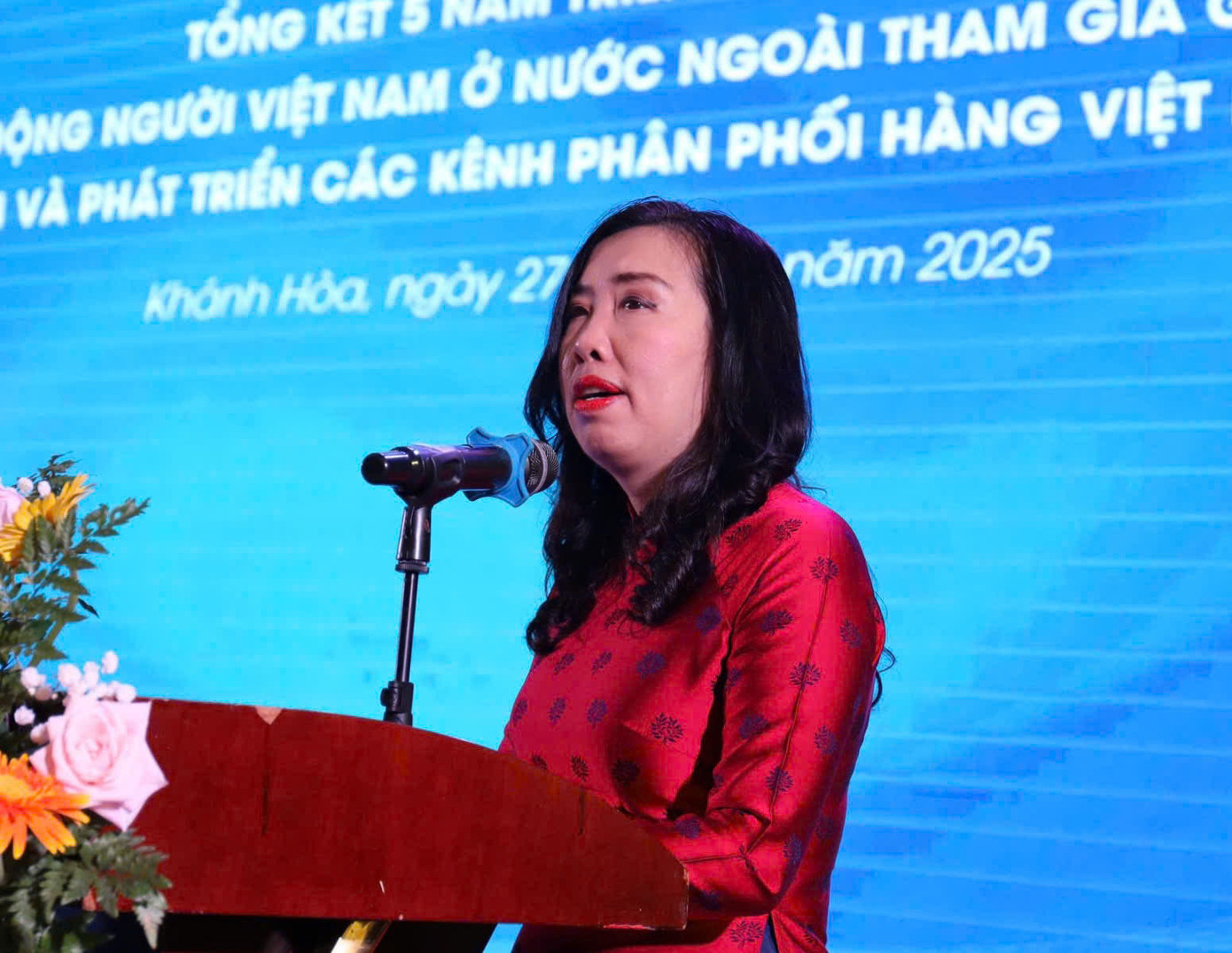 Bà Lê Thị Thu Hằng - Thứ trưởng Bộ Ngoại giao - phát biểu tại hội nghị. Bà Lê Thị Thu Hằng - Thứ trưởng Bộ Ngoại giao - phát biểu tại hội nghị.