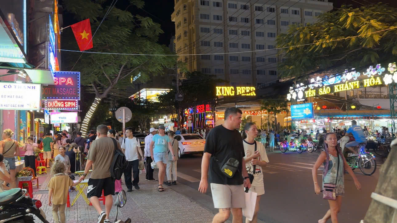 Sau 3 năm vắng bóng, phố Tây Nha Trang lại nhộn nhịp bởi một lượng lớn khách Nga đổ về để dạo phố, ngắm cảnh và mua sắm. Sau 3 năm vắng bóng, phố Tây Nha Trang lại nhộn nhịp bởi một lượng lớn khách Nga đổ về để dạo phố, ngắm cảnh và mua sắm.