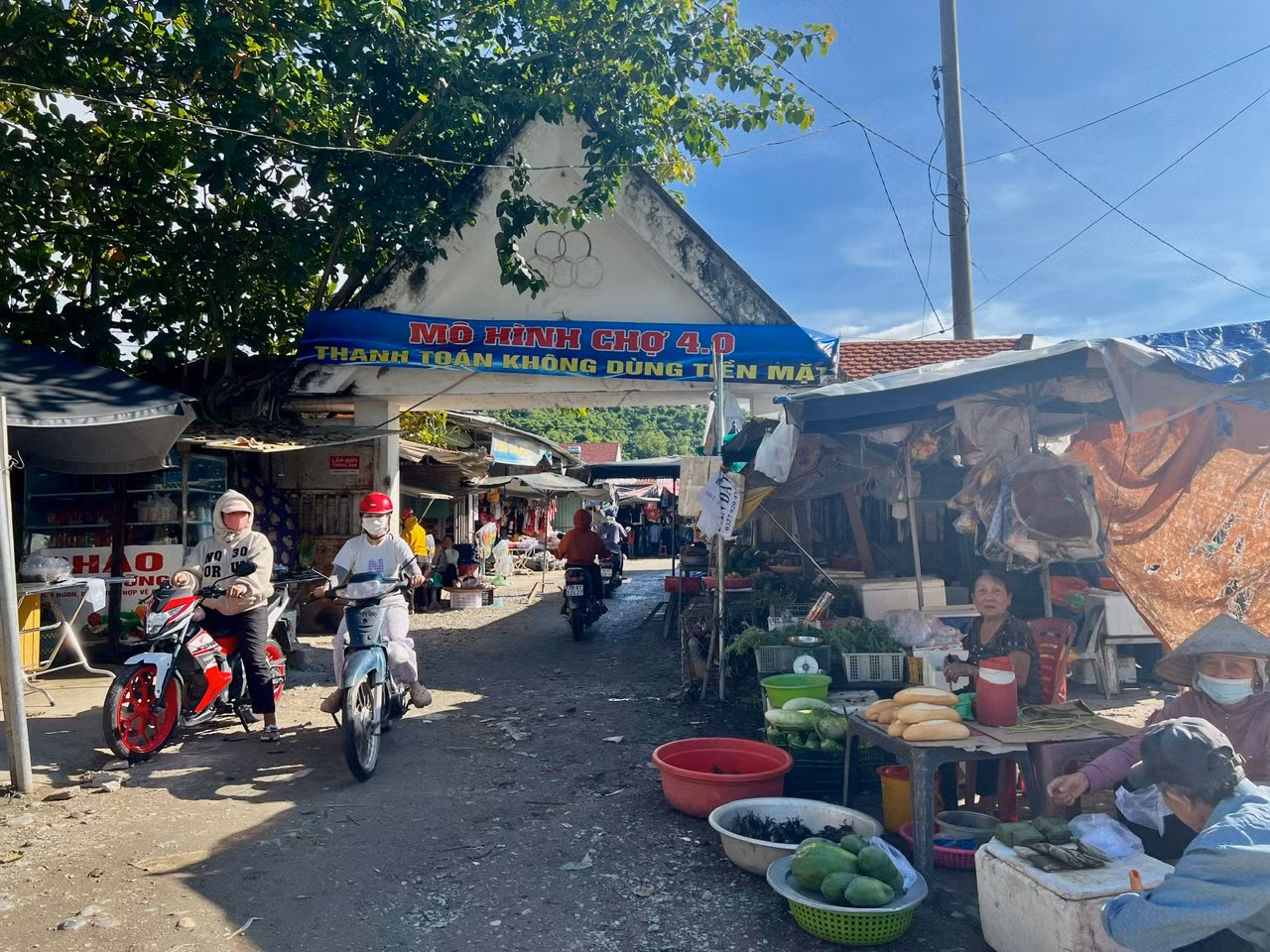 Hiện các tiểu thương phải buôn bán tạm ở sân vận động của huyện Khánh Vĩnh với nhiều khó khăn, bất tiện. Bà Nguyễn Thị Kim Cúc (tiểu thương bán ở chợ tạm sân vận động huyện Khánh Vĩnh) cho biết: Những chỗ ngồi bán ở trong chợ tạm thì sình lầy quá, khách không ai tới. Do vậy, mọi người cứ chen chúc ra ngồi ngoài cổng chợ để bán thêm được ít. Nhưng nếu gặp trời mưa thì mấy tấm dù đang che tạm cũng bị dột ướt hết, đồ bán để đây cũng có lúc bị mất nữa. Hiện các tiểu thương phải buôn bán tạm ở sân vận động của huyện Khánh Vĩnh với nhiều khó khăn, bất tiện. Bà Nguyễn Thị Kim Cúc (tiểu thương bán ở chợ tạm sân vận động huyện Khánh Vĩnh) cho biết: Những chỗ ngồi bán ở trong chợ tạm thì sình lầy quá, khách không ai tới. Do vậy, mọi người cứ chen chúc ra ngồi ngoài cổng chợ để bán thêm được ít. Nhưng nếu gặp trời mưa thì mấy tấm dù đang che tạm cũng bị dột ướt hết, đồ bán để đây cũng có lúc bị mất nữa.