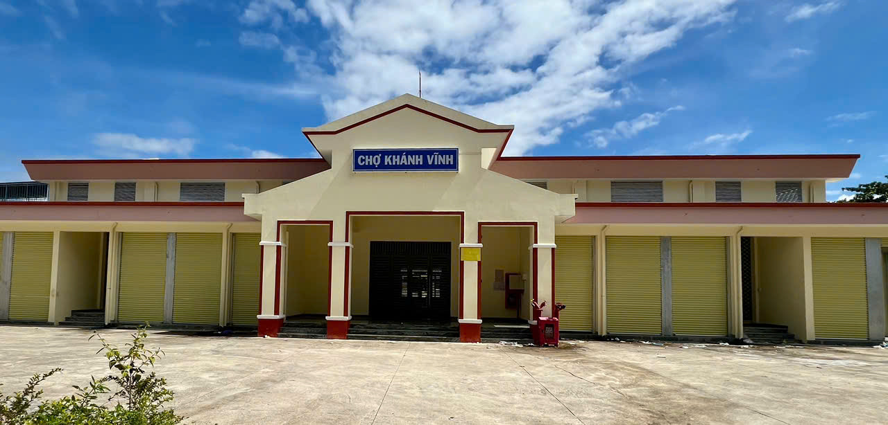 Chợ Khánh Vĩnh hoàn thành xây dựng từ đầu tháng 10/2023, được kỳ vọng sẽ giúp các hộ tiểu thương có nơi buôn bán tập trung ổn định lâu dài và khang trang.