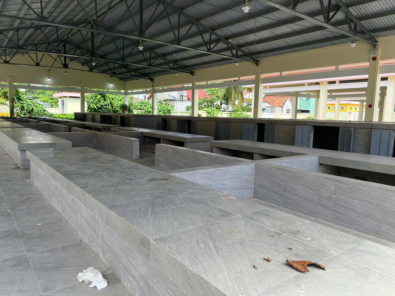 Đã hơn một năm kể từ ngày hoàn thành xây dựng nhưng chợ Khánh Vĩnh vẫn chưa được đưa vào sử dụng, không có tiểu thương nào vào bên trong chợ để buôn bán.