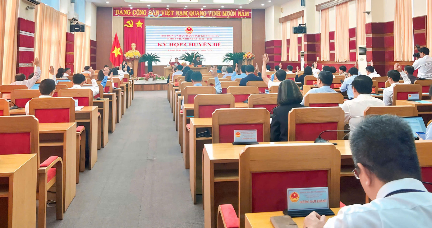 Đại biểu HĐND tỉnh Khánh Hòa khóa VII thống nhất thông qua nghị quyết.