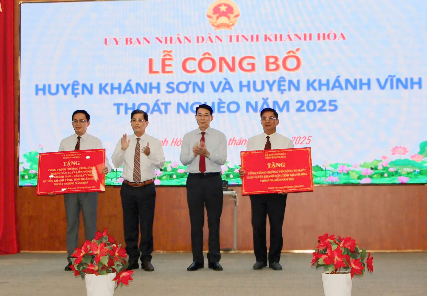 Lãnh đạo tỉnh Khánh Hòa trao biểu trưng tặng công trình an sinh xã hội cho 2 huyện Khánh Sơn và Khánh Vĩnh.