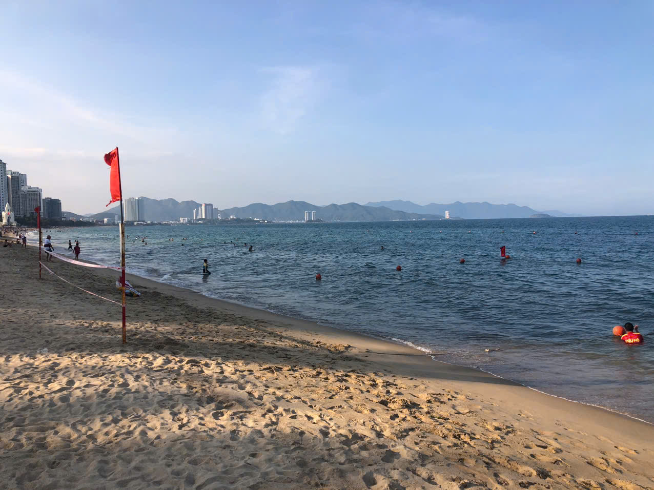 Lực lượng chức năng đã khoanh vùng và cắm biển cảnh báo nguy hiểm ở khu vực có vật chướng ngại. Lực lượng chức năng đã khoanh vùng và cắm biển cảnh báo nguy hiểm ở khu vực có vật chướng ngại.