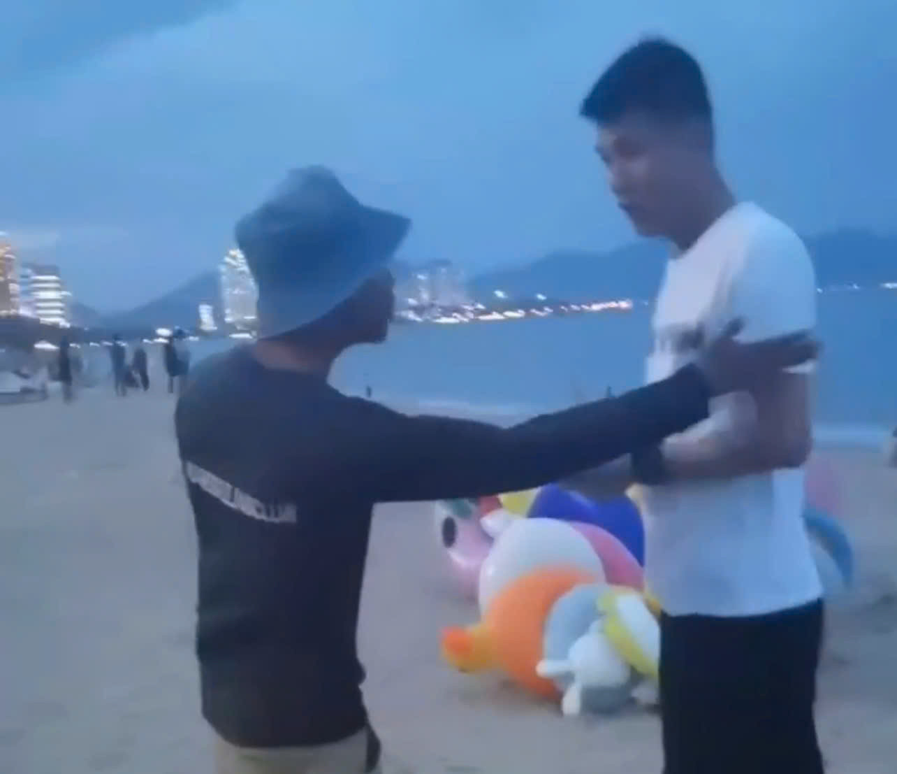 Du khách bị thanh niên đòi đóng phí dạo biển. Ảnh: Cắt từ clip