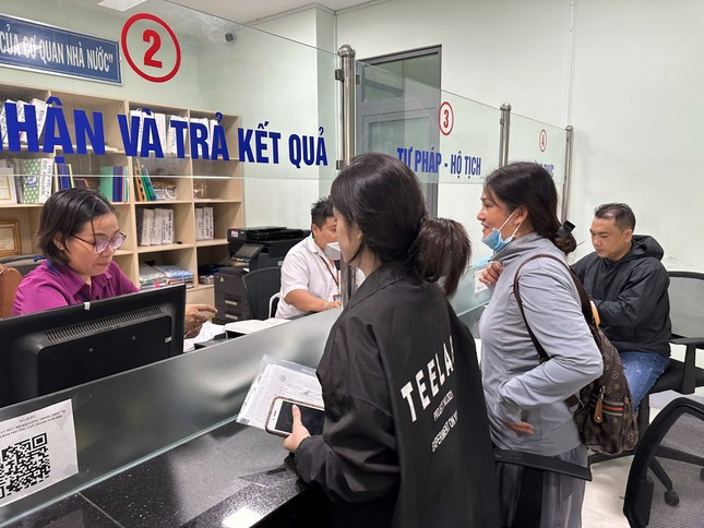 Cán bộ phường Vạn Thạnh (TP. Nha Trang) làm thủ tục thay đổi giấy tờ cá nhân cho người dân sau khi sáp nhập.