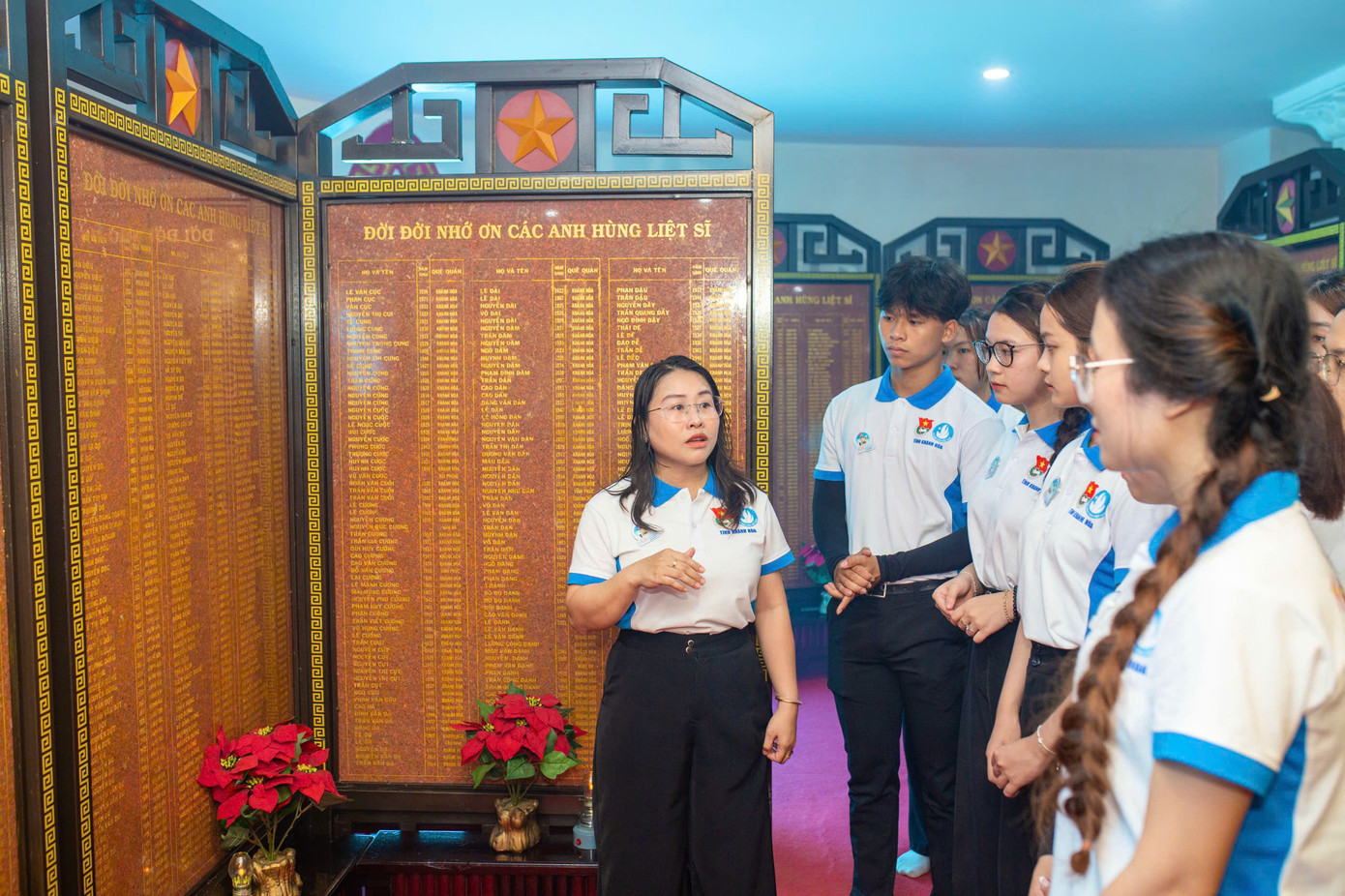 Chị Huỳnh Thị Như Ý (bìa trái, Phó Bí thư Tỉnh Đoàn, Chủ tịch Hội sinh viên tỉnh Khánh Hòa), cho biết: Những hoạt động trong tuần lễ cao điểm chào mừng 50 năm Ngày giải phóng miền Nam, thống nhất đất nước được tổ chức với mục đích khơi dậy tinh thần yêu nước và trách nhiệm của thế hệ trẻ, như một cách để sinh viên và tuổi trẻ Khánh Hòa hướng về tương lai và sự phát triển bền vững của quê hương.