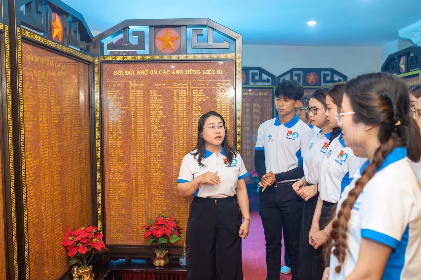 Chị Huỳnh Thị Như Ý (bìa trái, Phó Bí thư Tỉnh Đoàn, Chủ tịch Hội sinh viên tỉnh Khánh Hòa), cho biết: Những hoạt động trong tuần lễ cao điểm chào mừng 50 năm Ngày giải phóng miền Nam, thống nhất đất nước được tổ chức với mục đích khơi dậy tinh thần yêu nước và trách nhiệm của thế hệ trẻ, như một cách để sinh viên và tuổi trẻ Khánh Hòa hướng về tương lai và sự phát triển bền vững của quê hương. Chị Huỳnh Thị Như Ý (bìa trái, Phó Bí thư Tỉnh Đoàn, Chủ tịch Hội sinh viên tỉnh Khánh Hòa), cho biết: Những hoạt động trong tuần lễ cao điểm chào mừng 50 năm Ngày giải phóng miền Nam, thống nhất đất nước được tổ chức với mục đích khơi dậy tinh thần yêu nước và trách nhiệm của thế hệ trẻ, như một cách để sinh viên và tuổi trẻ Khánh Hòa hướng về tương lai và sự phát triển bền vững của quê hương.