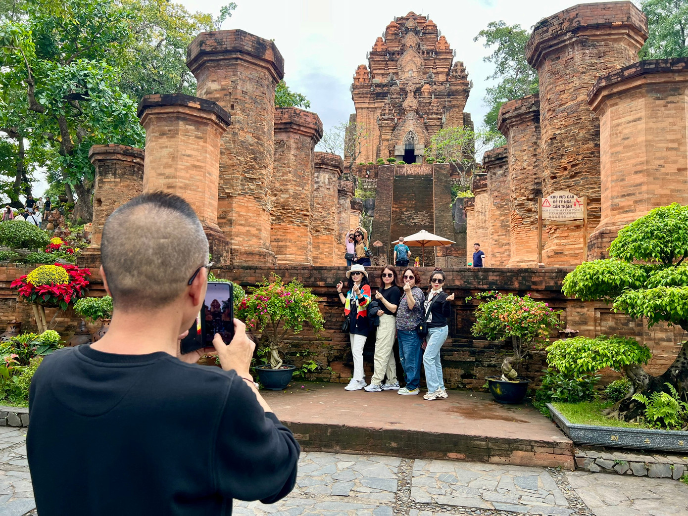 Du khách chụp ảnh lưu niệm ở Tháp Bà Ponagar.